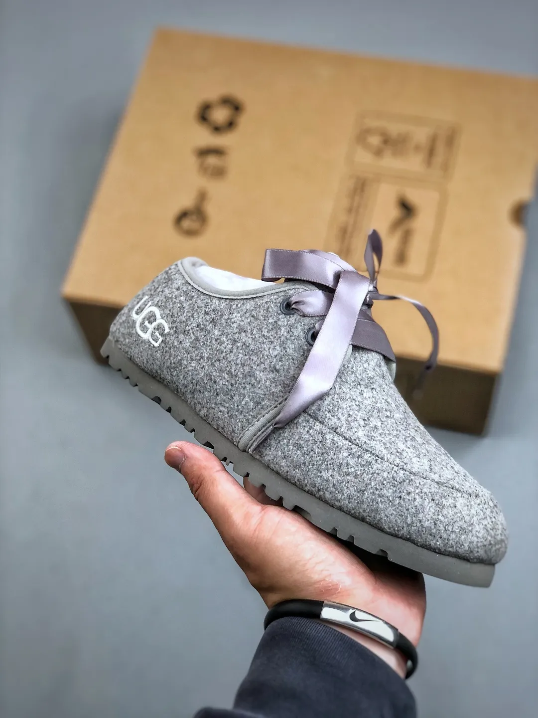 Local self-pickup 💰520 supports store release. The best-selling model on the entire network at the end of the year, UGG Mary Jane Mule slippers, 1.5CM thin sole, women's model, Xiaohongshu hot model, produced by a major foreign trade factory in Guangzhou, from toe to insole, real sheep fur, independent outer box packaging, craftsmanship, different from any version on the market, 1.5Ccm thin sole, independent original development of outsole, cashmere insole, keeping warm in winter, going out, and a very suitable choice for home use. This year uug launches a style series Partly catered to the preferences of young consumers, it has also moved to the forefront of fashion trends. Shoe body material: suede upper, 17mm UGGPURE™ implanted wool insole, lightweight non-slip and comfortable rubber outsole, with brand LOGO and trademark, with full packaging Size: 35-40